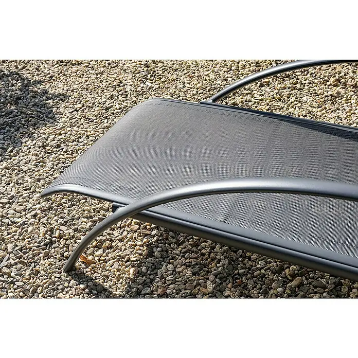 Garden Impressions Gartenliege - B x T x H: 70 x 203 x 28 cm, Aluminium, Schwarz/Anthrazit - Dunkelgraue Outdoor-Sonnenliege aus Mesh-Gewebe mit passendem Metallrahmen auf Kies.