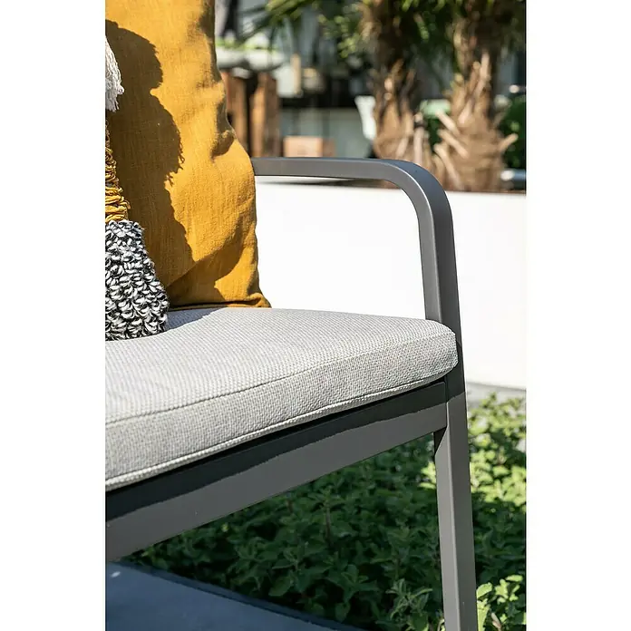 Garden Impressions Gartenbank Pisa - B x T x H: 150 x 52,5 x 89,5 cm, Aluminium, Polyester, Schwarz - Grauer Outdoor-Stuhl mit hellgrauen Polstern und Zierkissen.