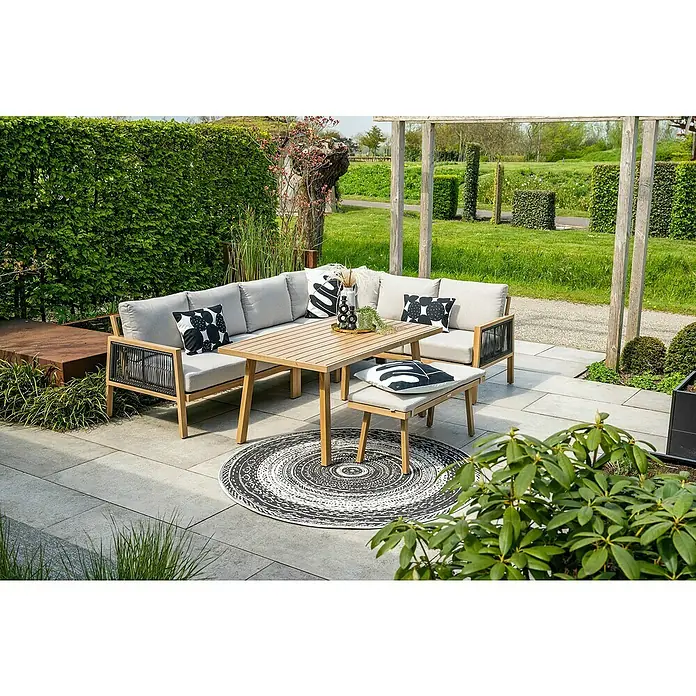 Garden Impressions Loungemöbel-Set Decala -  - Outdoor-Lounge-Set aus Holz mit hellgrauen Kissen und Lattenrosttisch auf einer Terrasse.