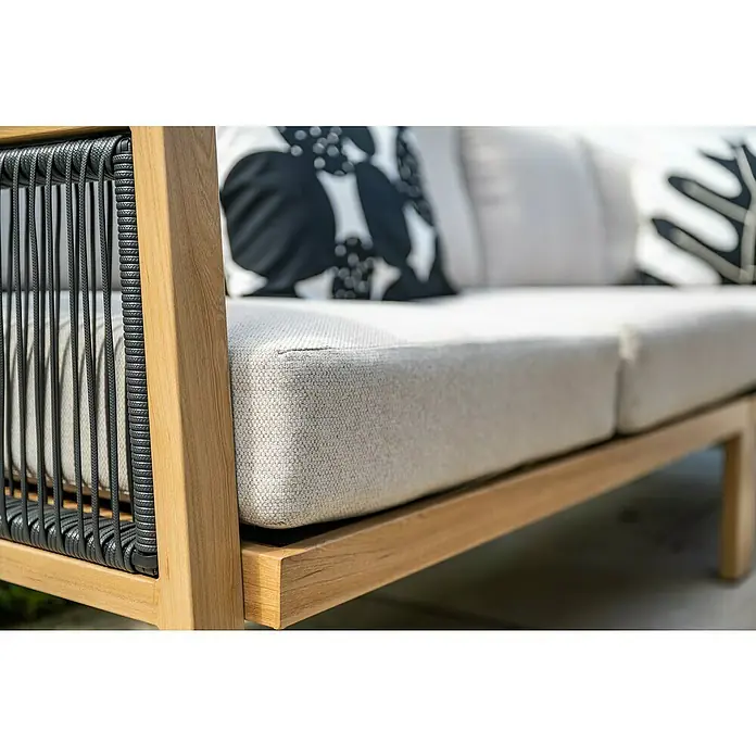 Garden Impressions Loungemöbel-Set Decala -  - Outdoor-Sofa mit Teakholzrahmen, dunkelgrauem geflochtenem Seil an Rücken-/Armlehnen und hellgrauen Stoffkissen.