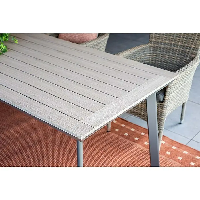Garden Impressions Gartentisch Vigo - L x B x H: 160 x 90 x 73 cm, Aluminium, Vironwood, Rechteckig, Schwarz/Weiß - Esstisch für den Außenbereich mit hellgrauer Lattenplatte und grauen Metallbeinen auf einer Terrasse mit gemustertem Teppich.