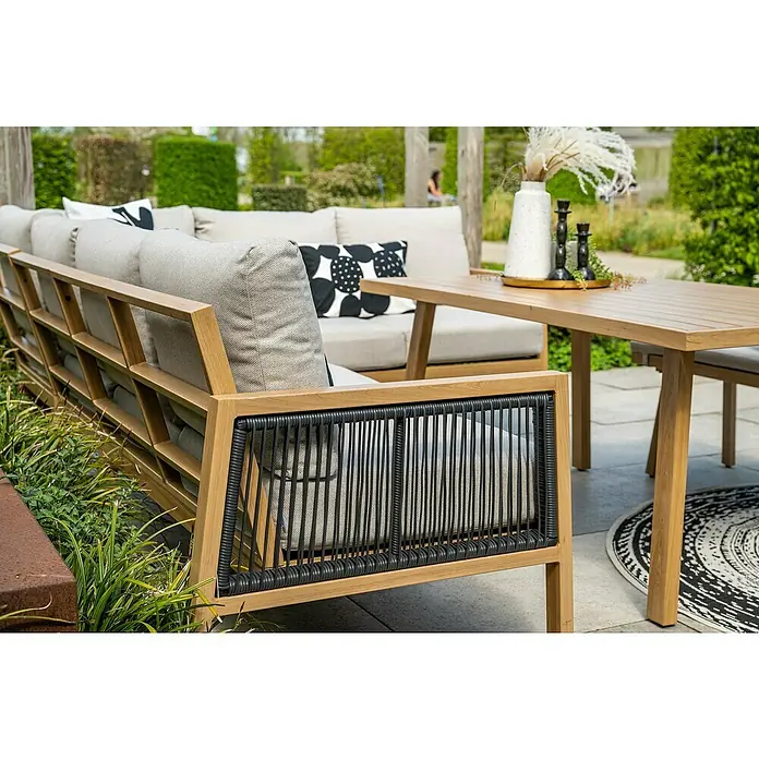 Garden Impressions Loungemöbel-Set Decala -  - Outdoor-Sofa aus Holz mit hellgrauen Kissen und schwarzen Seildetails, daneben ein passender Holztisch.