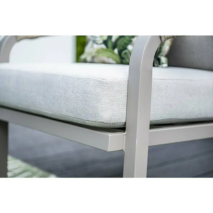 Garden Impressions Loungemöbel-Set Monti - 4 -tlg., Aluminium, Beige - Nahaufnahme eines Outdoor-Stuhls mit hellgrauen Webkissen und mattgrauem Metallgestell.