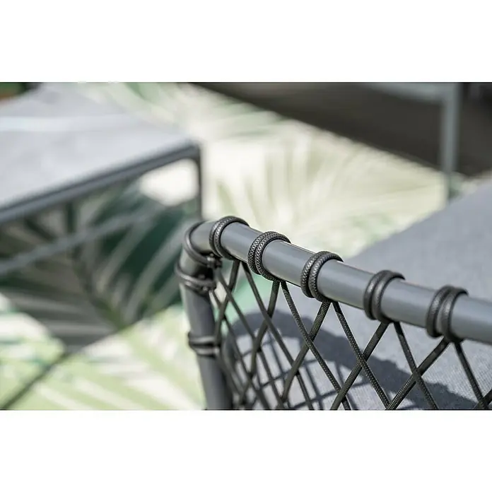 Garden Impressions Loungemöbel-Set Tropea - 4 -tlg., Aluminium, Grau/Schwarz - Nahaufnahme einer grauen Metall-Sesselarmlehne mit schwarzer geflochtener Seillehne, zeigt Materialtextur.