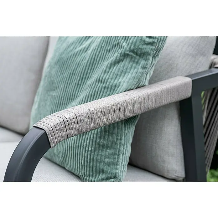 Garden Impressions Loungemöbel-Set Monti - 5 -tlg., Aluminium, Polyester, Taupe/Schwarz - Moderne Stuhllehne, dunkelgraues Metall umwickelt mit hellgrauem Flechtband, mit grünen und grauen Kissen.