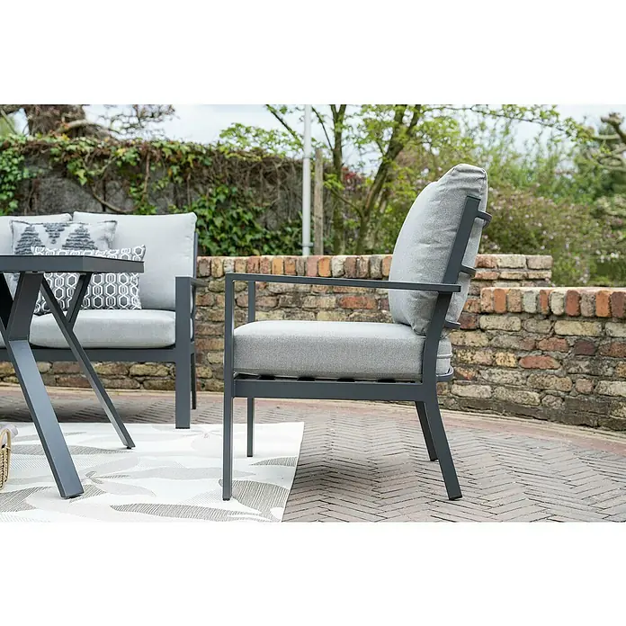 Garden Impressions Loungemöbel-Set Sergio -  - Dunkelgrauer Outdoor-Stuhl mit hellgrauen Stoffpolstern auf einer Terrasse, Teil einer passenden Outdoor-Möbelgarnitur.
