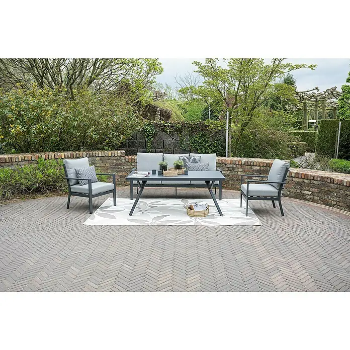 Garden Impressions Loungemöbel-Set Sergio -  - Anthrazitfarbenes Outdoor-Lounge-Set mit grauen Kissen und Tisch auf einem gemusterten Teppich für entspannte Stunden im Freien.