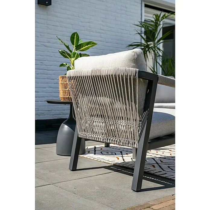 Garden Impressions Loungemöbel-Set Monti - 4 -tlg., Aluminium, Schwarz/Weiß - Gartensessel mit dunkelgrauem Metallgestell, hellgrauer Seilbespannung und Polstern, auf einer Terrasse.
