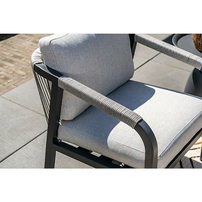 Garden Impressions Loungemöbel-Set Monti - 4 -tlg., Aluminium, Schwarz/Weiß - Moderner Outdoor-Sessel mit hellgrauen Polstern, dunklem Gestell und hellen, seilumwickelten Armlehnen.