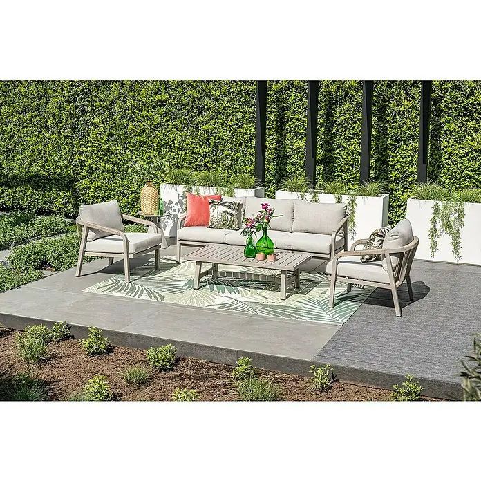 Garden Impressions Loungemöbel-Set Monti - 4 -tlg., Aluminium, Beige - Outdoor-Lounge-Set mit Sofa, zwei Sesseln und Couchtisch auf Terrasse, mit hellgrauen Kissen und grauem Metallrahmen.