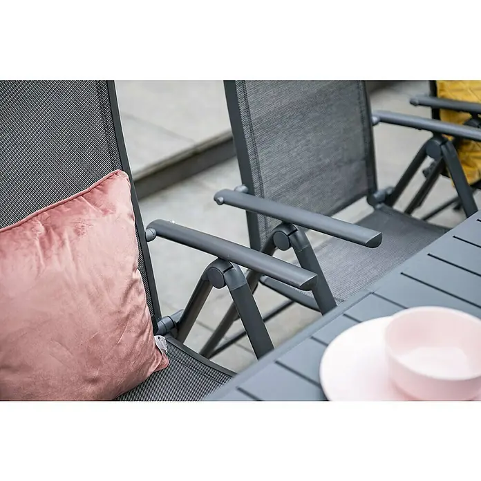 Garden Impressions Garten-Positionssessel Limone - Aluminium, Klappbar, Schwarz/Anthrazit, B x T x H: 71,5 x 60 x 110 cm - Zwei graue Gartenstühle mit Netzgewebe und ein passender Lattenrosttisch, mit einem pinken Kissen und einer Schale.