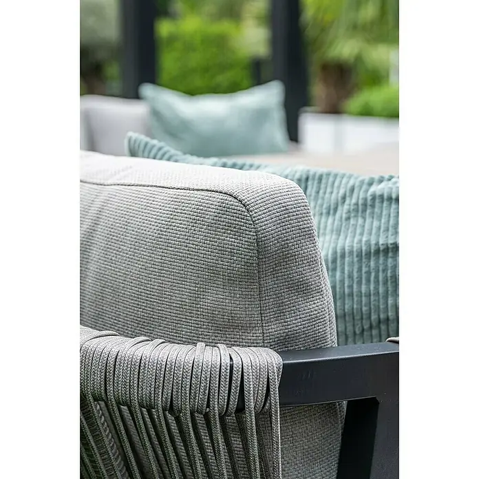 Garden Impressions Loungemöbel-Set Monti - 5 -tlg., Aluminium, Polyester, Taupe/Schwarz - Graue Gartenmöbel: Rückenlehne aus Webstoff, geflochtene Seil-Armlehne und schwarzer Metallrahmen. Hellblaue Kissen im Hintergrund.