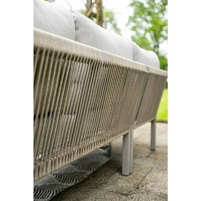 Garden Impressions Loungemöbel-Set Monti - 5 -tlg., Aluminium, Polyester, Grau - Seitenansicht eines Outdoor-Sofas mit beigem geflochtenem Seilrahmen und hellgrauen Kissen auf einer Terrasse.