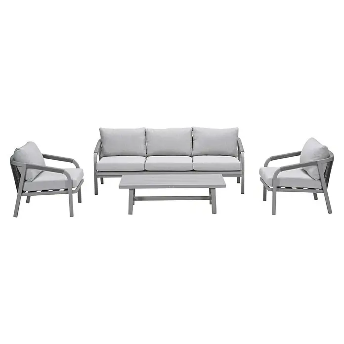 Garden Impressions Loungemöbel-Set Monti - 4 -tlg., Aluminium, Beige - Hellgraue Outdoor-Lounge-Sitzgruppe mit zwei Stühlen, einem Dreisitzer-Sofa und einem Latten-Couchtisch, mit grauen Gestellen und hellgrauen Polstern.