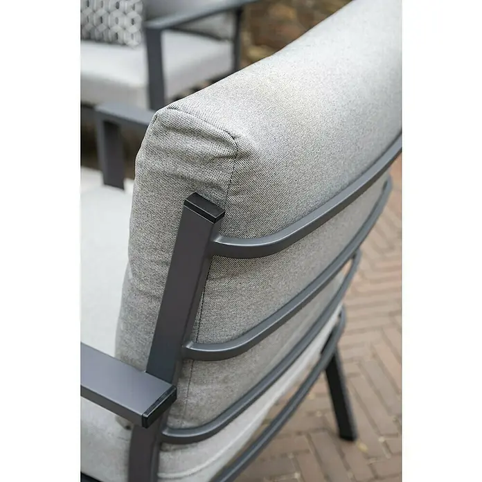 Garden Impressions Loungemöbel-Set Sergio -  - Nahaufnahme eines grauen Stoff-Outdoor-Sessels mit dunkelgrauem Metallgestell auf einer Terrasse.