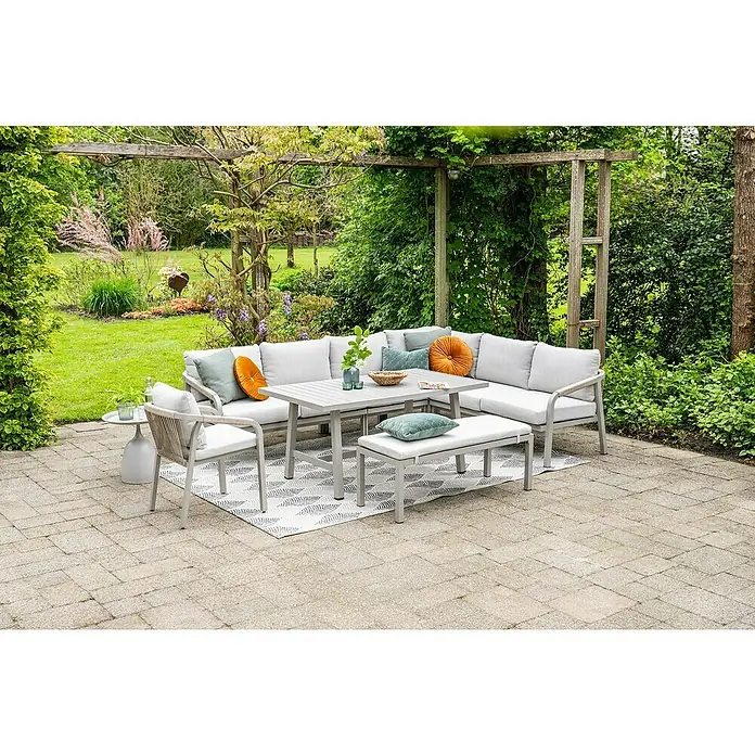 Garden Impressions Loungemöbel-Set Monti - 5 -tlg., Aluminium, Polyester, Grau - Graues Outdoor-Lounge-Set mit hellen Kissen und passendem Tisch auf einer Terrasse.