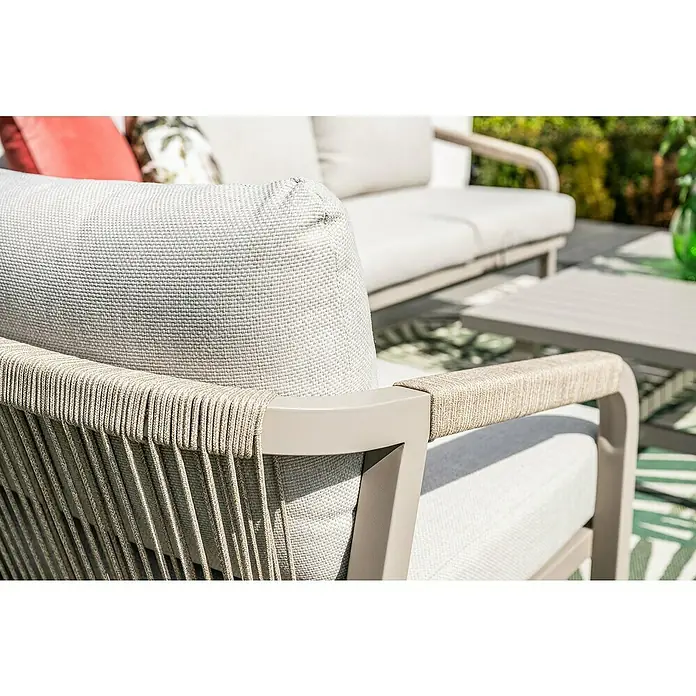 Garden Impressions Loungemöbel-Set Monti - 4 -tlg., Aluminium, Beige - Hellgrauer Outdoor-Stuhl mit neutralem Gestell, geflochtenen Seildetails an Armlehnen und Rückenlehne sowie hellen Stoffkissen.