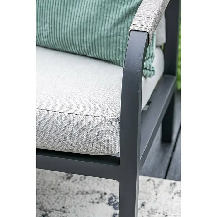 Garden Impressions Loungemöbel-Set Monti - 5 -tlg., Aluminium, Polyester, Taupe/Schwarz - Gartenmöbel mit dunkelgrauem Gestell, hellgrauen Kissen, grünem Cordkissen und seilumwickelter Armlehne.