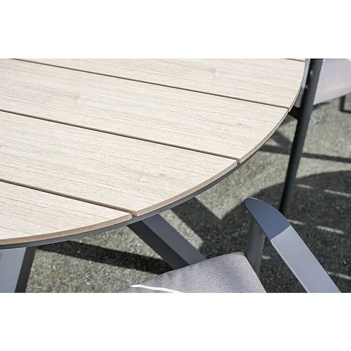 Garden Impressions Gartentisch rund Edison - Ø x H: 122 x 75 cm, Aluminium, Vironwood, Schwarz/Braun - Nahaufnahme eines runden Gartentisches mit hellen Holzlatten und dunkelgrauem Gestell, daneben ein passender Stuhl.