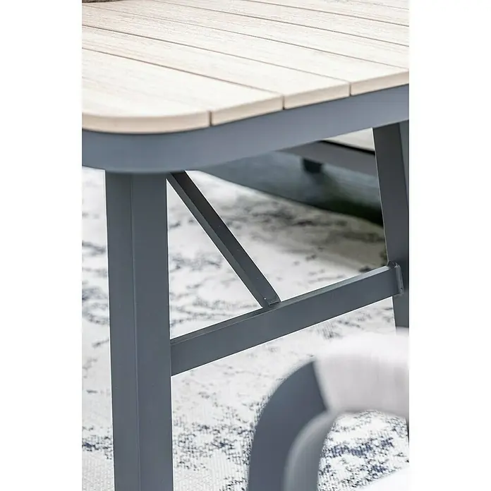 Garden Impressions Loungemöbel-Set Monti - 5 -tlg., Aluminium, Polyester, Taupe/Schwarz - Nahaufnahme eines Tisches mit dunkelgrauem Metallgestell, Kreuzstreben und heller Lattenplatte.