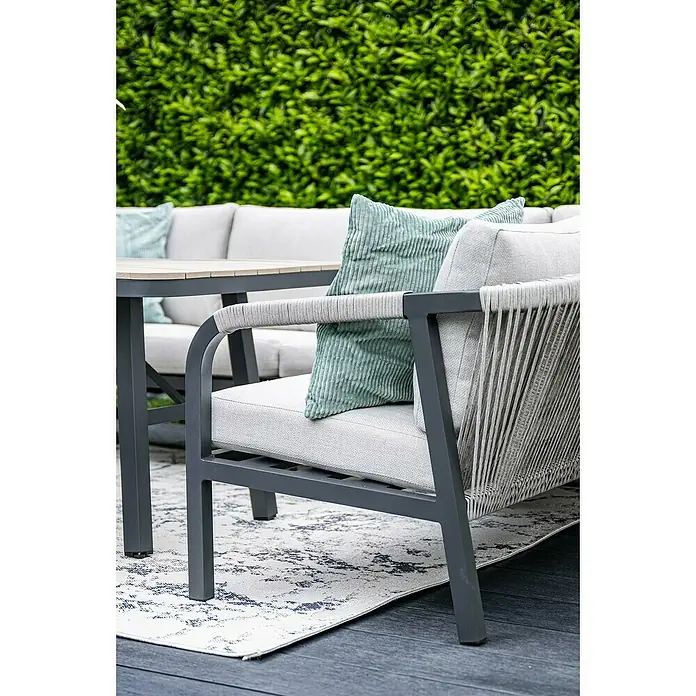 Garden Impressions Loungemöbel-Set Monti - 5 -tlg., Aluminium, Polyester, Taupe/Schwarz - Graue Outdoor-Lounge-Möbel mit hellgrauen Kissen, einem grünen Kissen und einem passenden Tisch auf einem Teppich.