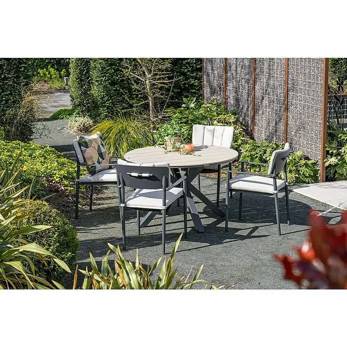 Garden Impressions Gartentisch rund Edison - Ø x H: 122 x 75 cm, Aluminium, Vironwood, Schwarz/Braun - Outdoor-Essgruppe mit rundem Tisch in heller Holzoptik und vier dunkelgrauen Stühlen mit hellen Kissen im Garten.