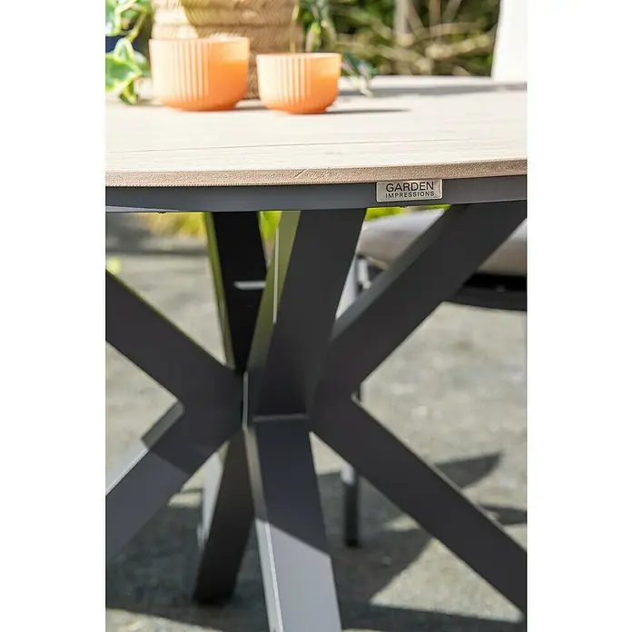 Garden Impressions Gartentisch rund Edison - Ø x H: 122 x 75 cm, Aluminium, Vironwood, Schwarz/Braun - Gartentisch mit heller Holzoptik-Platte und dunkelgrauem, sternförmigem Metallfuß.