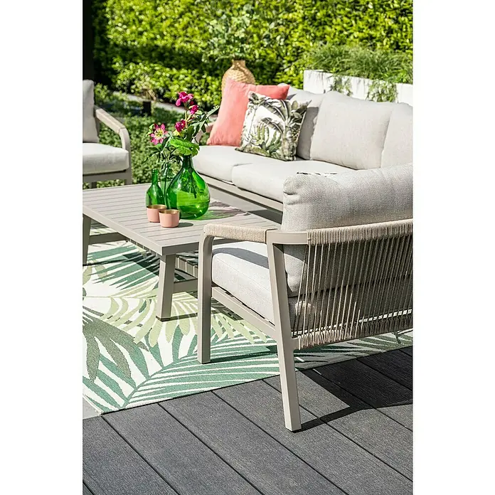 Garden Impressions Loungemöbel-Set Monti - 4 -tlg., Aluminium, Beige - Outdoor-Lounge-Set mit hellgrauen Polstern, taupefarbenen Gestellen und geflochtenen Seildetails auf einer Terrasse.