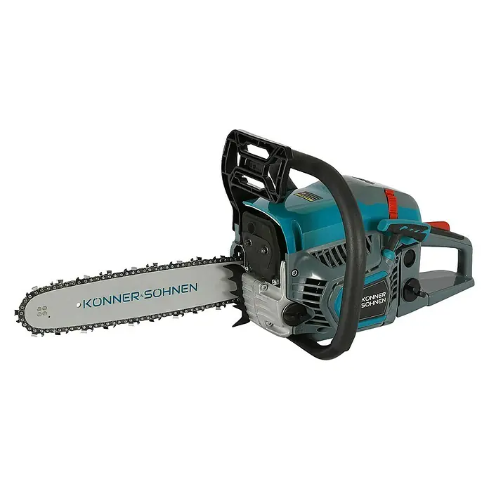 Könner & Söhnen Benzin-Kettensäge KS CS21G-13 - 1,6 kW, 45 cm³, Schwertlänge: 33 cm - Nahaufnahme einer Konner & Söhnen Kettensäge mit scharfem Schwert, bereit für den Holzeinsatz. Das robuste Design verspricht Langlebigkeit.