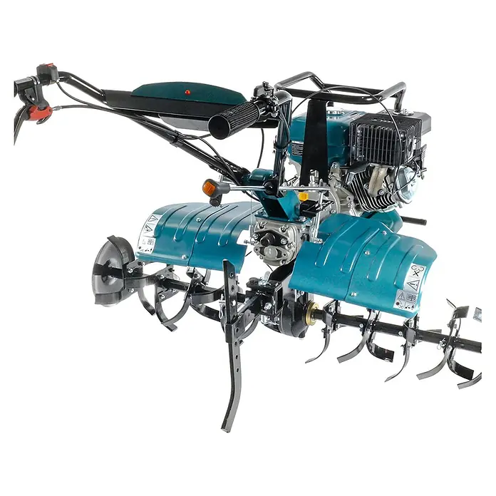 Könner & Söhnen Benzin-Bodenhacke KS 9HP-1350G-3 400 - 4-Takt, Arbeitsbreite: 134 cm - Nahaufnahme einer blauen Gartenfräse mit robusten Fräsmessern und einem stabilen Motor, ideal für die Bodenbearbeitung im Garten.