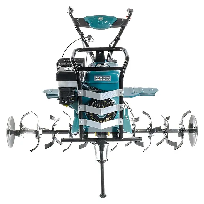 Könner & Söhnen Benzin-Bodenhacke KS 9HP-1350G-3 400 - 4-Takt, Arbeitsbreite: 134 cm - Nahaufnahme eines Konner & Söhnen Bodenbearbeitungsgeräts, das für Gartenarbeiten verwendet wird. Ideal zum Auflockern und Vorbereiten des Bodens.