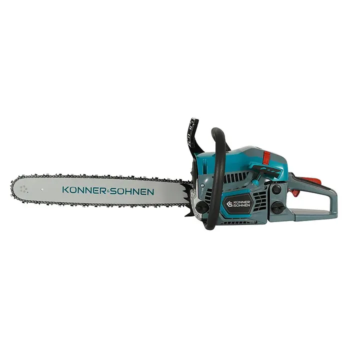 Könner & Söhnen Benzin-Kettensäge KS CS31G-20-1 - 2,3 kW, 54,5 cm³, Schwertlänge: 50 cm - Nahaufnahme einer Kettensäge der Marke Könner & Söhnen. Die Kettensäge hat eine blaue und graue Farbgebung und ist auf einem schwarzen Hintergrund platziert.