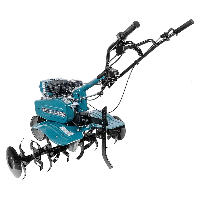 Könner & Söhnen Benzin-Bodenhacke KS 7HP-950A - 4-Takt, Arbeitsbreite: 108 cm - Nahaufnahme eines blauen Gartenfräse, die für die Bodenbearbeitung im Garten konzipiert ist. Das Gerät verfügt über scharfe Klingen.