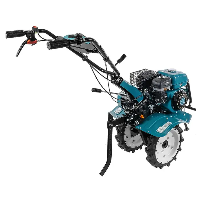 Könner & Söhnen Benzin-Bodenhacke KS 7HP-950S - 4-Takt, Arbeitsbreite: 108 cm - Nahaufnahme einer Gartenfräse in Blaugrün und Schwarz, die ein praktisches Werkzeug für die Bodenbearbeitung darstellt.