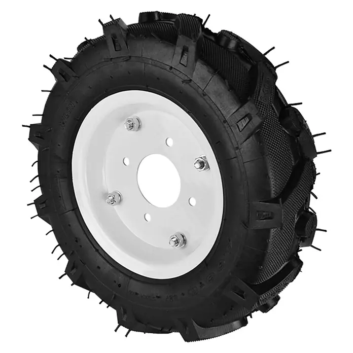 Könner & Söhnen Luftrad KS RW40 - 2 Stk., Passend für: Bodenhacke KS 7HP-950A, KS 7HP-950S, KS 7HP-1050G und KS 9HP-1350G-3 - Detailaufnahme eines schwarzen Ackerschlepperreifens mit weißer Felge, der für Traktion im Gelände ausgelegt ist.