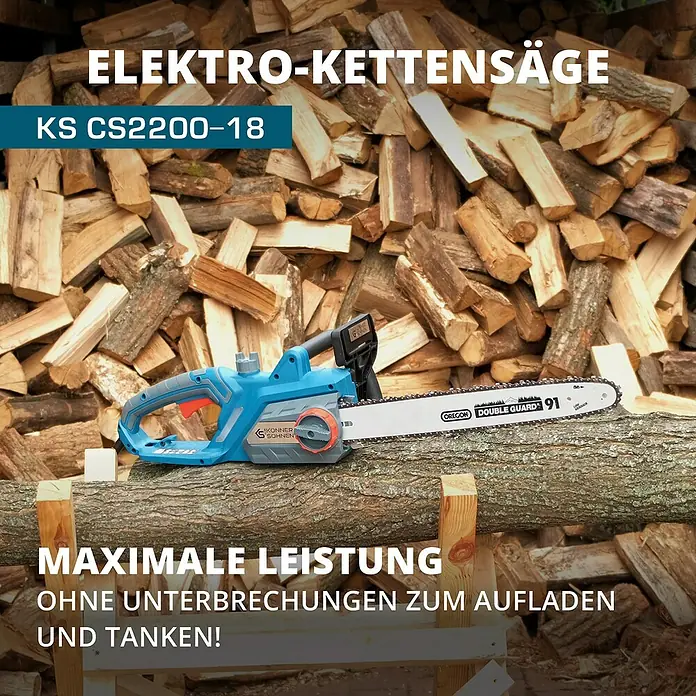 Könner & Söhnen Elektro-Kettensäge KS CS2400-18 - 2.400 W, Schwertlänge: 45 cm - Eine Elektro-Kettensäge KS CS2200-18 von Könner & Söhnen vor einem Stapel Holz. Maximale Leistung ohne Aufladen und Tanken.