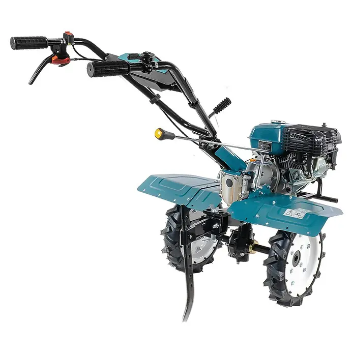 Könner & Söhnen Benzin-Bodenhacke KS 7HP-1050G - 4-Takt, Arbeitsbreite: 108 cm - Nahaufnahme einer Gartenfräse mit verstellbarem Lenker und robusten Rädern. Ideal für die Bodenbearbeitung im Garten.
