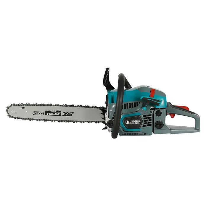 Könner & Söhnen Benzin-Kettensäge KS CS31G-18-1 - 2,3 kW, 54,5 cm³, Schwertlänge: 45 cm - Das Bild zeigt eine Kettensäge der Marke Könner & Söhnen mit einem Oregon Pro-Am .325" Schwert vor schwarzem Hintergrund.