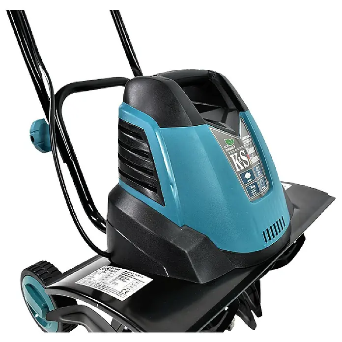 Könner & Söhnen Elektro-Bodenhacke KS 1500T E - Leistung: 1.500 W, Arbeitsbreite: 45 cm, Arbeitstiefe: 22 cm - Nahaufnahme eines blauen und schwarzen KS-Gartengeräts mit Griff und Rädern.