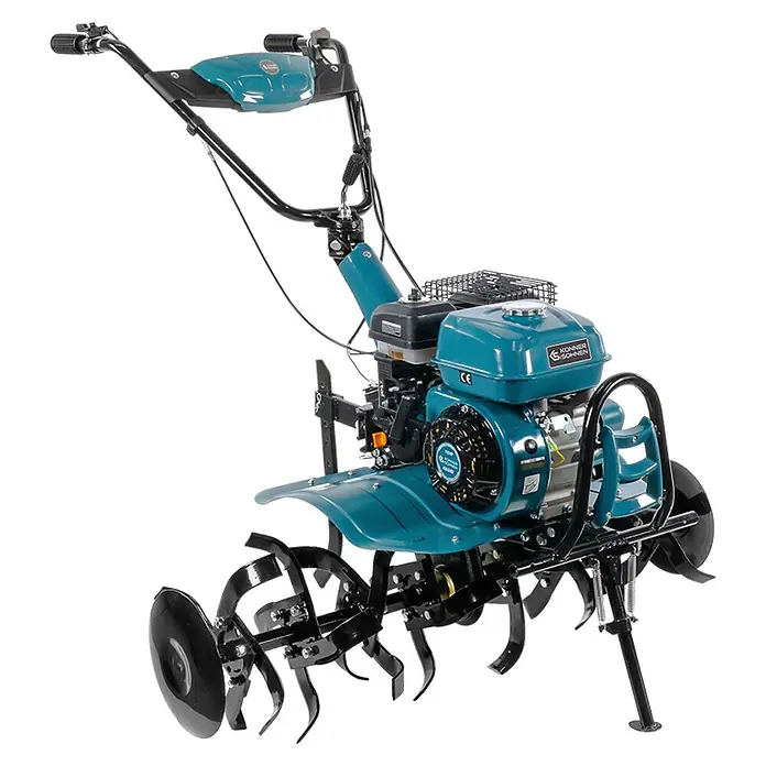 Könner & Söhnen Benzin-Bodenhacke KS 7HP-950S - 4-Takt, Arbeitsbreite: 108 cm - Nahaufnahme einer Motorhacke der Marke Könner & Söhnen. Bodenbearbeitungsgerät für Garten- und Landwirtschaft mit kräftigen Zinken und Rädern.