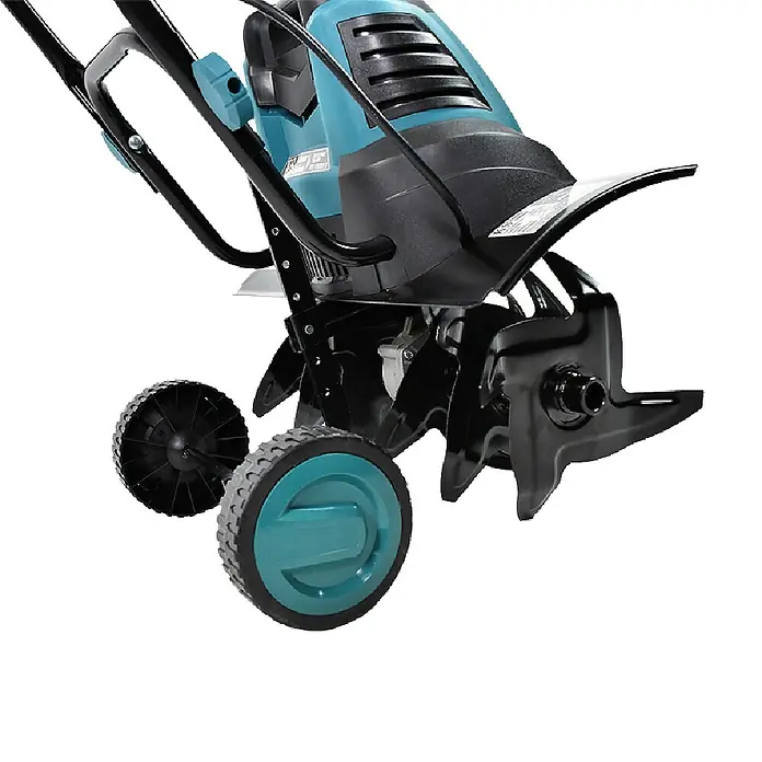 Könner & Söhnen Elektro-Bodenhacke KS 1500T E - Leistung: 1.500 W, Arbeitsbreite: 45 cm, Arbeitstiefe: 22 cm - Nahaufnahme einer blauen und schwarzen Gartenfräse mit Rädern.