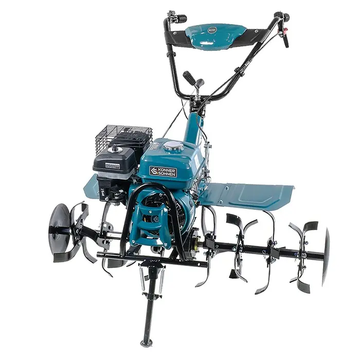 Könner & Söhnen Benzin-Bodenhacke KS 7HP-1050G - 4-Takt, Arbeitsbreite: 108 cm - Eine Nahaufnahme eines blauen Konner & Söhnen Kultivators, der für die Bodenbearbeitung und Gartenarbeit verwendet wird.