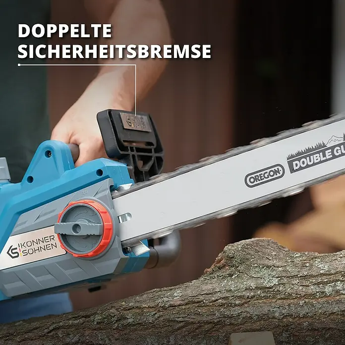 Könner & Söhnen Elektro-Kettensäge KS CS2400-18 - 2.400 W, Schwertlänge: 45 cm - Nahaufnahme einer Akku-Kettensäge beim Sägen eines Baumstamms, wobei die doppelte Sicherheitsbremse hervorgehoben wird.