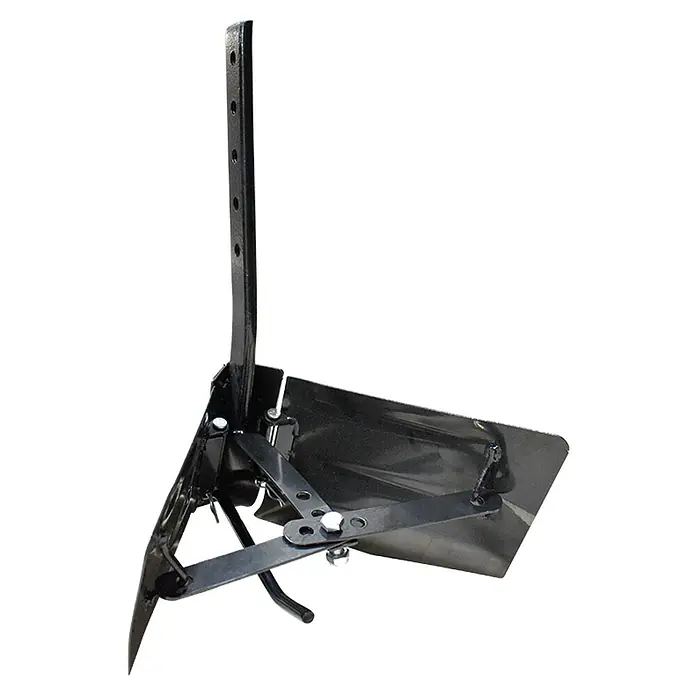 Könner & Söhnen Häufelpflug - Metall, 1 Stk., Passend für: Bodenhacke KS 7HP-850A, KS 7HP-950A, KS 7HP-950S, KS 7HP-1050G und KS 9HP-1350G-3 - Detailansicht eines schwarzen, verstellbaren Gerätefußes mit mehreren Löchern und beweglichen Teilen für verschiedene Anwendungen.