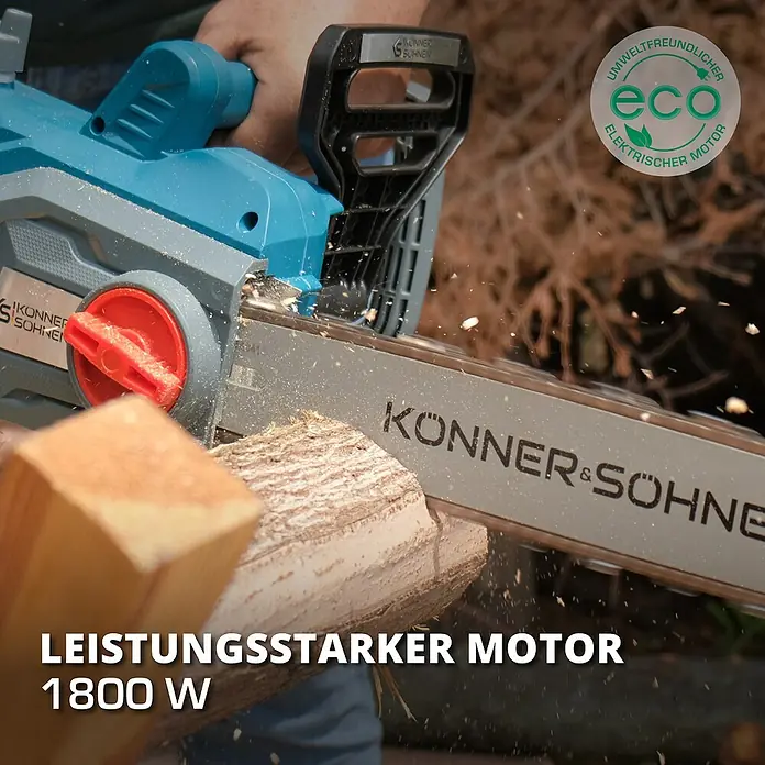 Könner & Söhnen Elektro-Kettensäge KS CS1800-14 - 1.800 W, Schwertlänge: 35 cm - Nahaufnahme einer blauen und grauen Konner & Söhne-Kettensäge beim Schneiden eines Holzscheits mit Text im Bild.