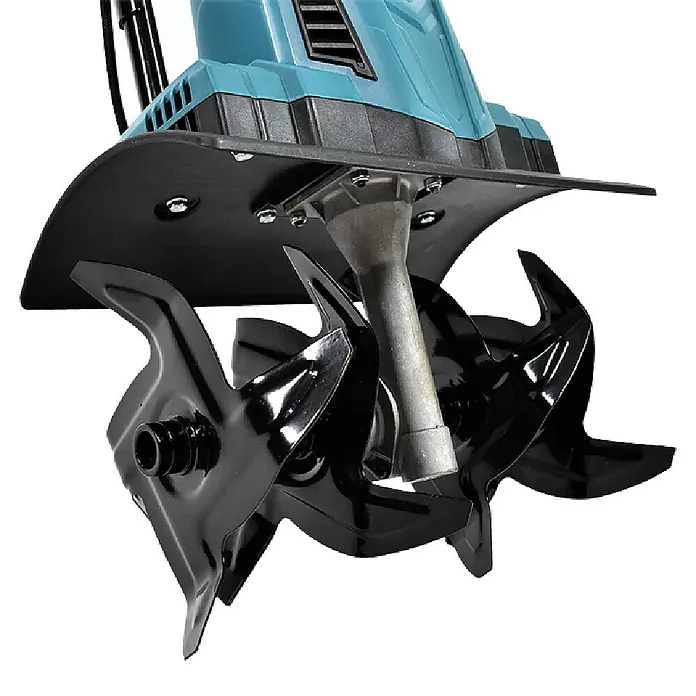 Könner & Söhnen Elektro-Bodenhacke KS 1000T E - Leistung: 1.000 W, Arbeitsbreite: 36 cm, Arbeitstiefe: 22 cm - Detailansicht der Hackmesser eines Gartenfräse. Die Fräse hat blaue und schwarze Akzente und ist für die Bodenbearbeitung konzipiert.