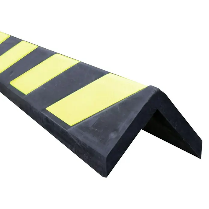Banda de gomaespuma SQ818 - L x An: 80 x 10 cm - Un protector de esquina negro con rayas amarillas, diseñado para proteger las esquinas de daños y mejorar la seguridad.