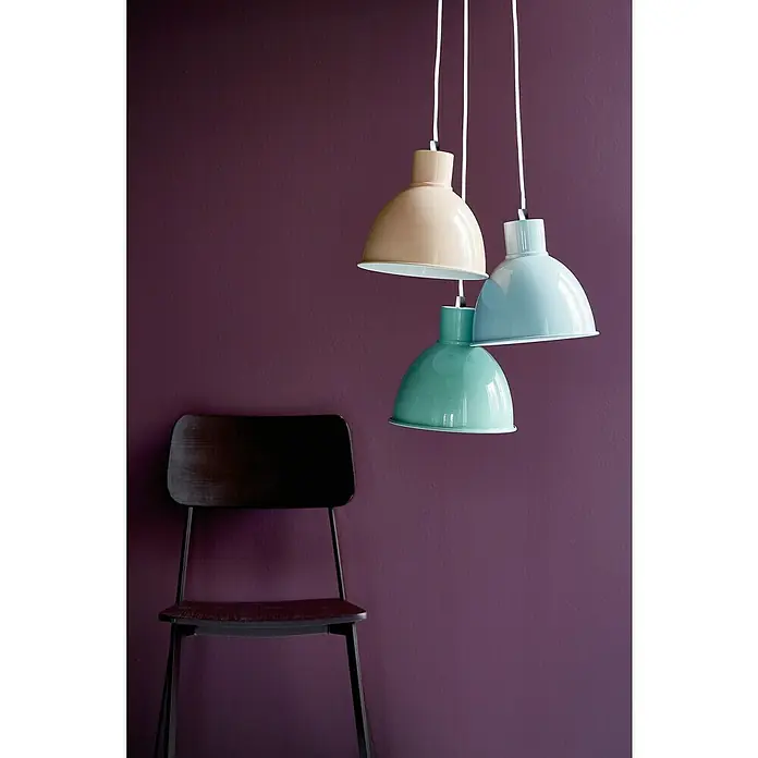 Nordlux Lámpara colgante redonda Pop - 60 W, Ø x Al: 21,5 x 23 cm, Verde, E27 - Lámparas colgantes de colores pastel y una silla de madera oscura contra una pared color berenjena. Las lámparas llaman la atención.