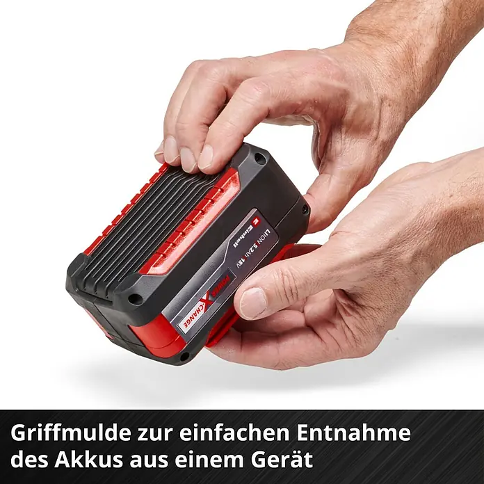 Einhell Power X-Change 18V Akku Power X-Change Plus - 18 V, 5,2 Ah - Eine Person hält einen Einhell Power X-Change Akku (5,2 Ah, 18V) in der Hand, der für einfaches Entnehmen aus Geräten entwickelt wurde.
