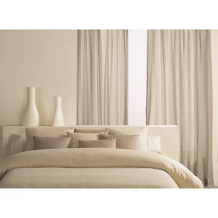 Cortinas Frunci Patmos - An x Al: 270 x 220 cm, Beige oscuro, Plástico - Acogedor dormitorio con ropa de cama a rayas, cojines neutros y jarrones blancos en la mesita de noche, perfecto para un ambiente sereno.
